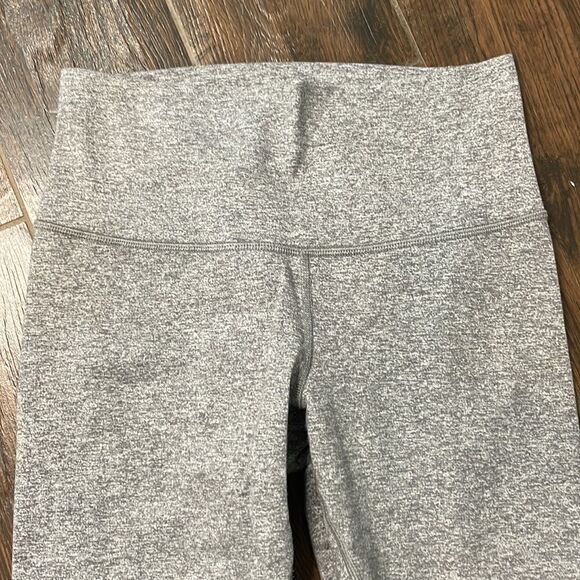 🧘 Lululemon Cropped Leggings - Size 8 - Thicker Material - Picture 2 of 6